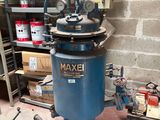 une machine posée sur une table dans une pièce