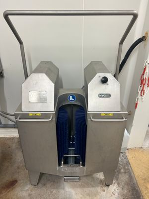 deux machines qui sont placées l'une à côté de l'autre sur le sol