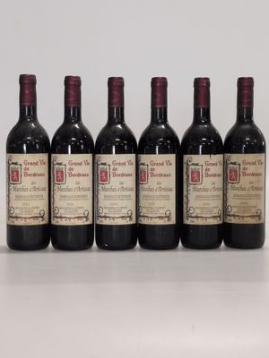 six bouteilles de vin sont alignées sur une table