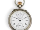 une montre de poche en argent avec des chiffres romains