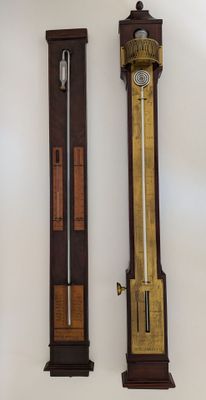 deux horloges accrochées au mur l'une à côté de l'autre