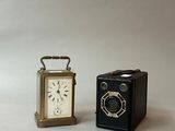 deux petites horloges posées l'une à côté de l'autre sur une table