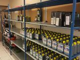 de nombreuses bouteilles d'huile moteur sur les rayons du magasin