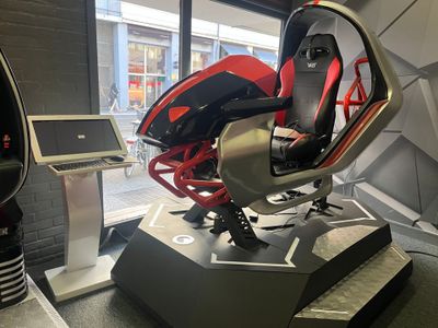 un hélicoptère rouge et noir exposé dans un bâtiment