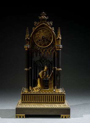 une horloge posée sur un support sur une table