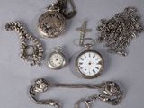 beaucoup d'objets en argent qui traînent sur la table