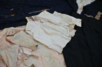 une pile de vêtements sur un lit