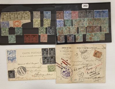 Il y a de nombreux types de timbres différents sur cette feuille de papier.