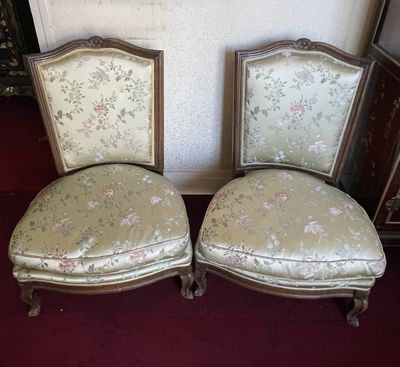 paire de chaises françaises anciennes avec des coussins rembourrés à motifs floraux