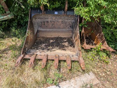 un bulldozer qui est à l'arrêt dans l'herbe