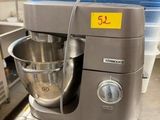 un mixeur argenté posé sur une table dans une cuisine