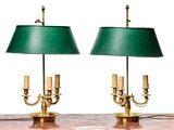 deux lampes posées sur une table, avec un abat-jour vert