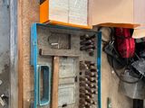 une boîte d'outils posée sur le sol à côté d'une boîte d'outils