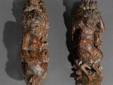 paire de figures en bois sculpté représentant un homme et une femme