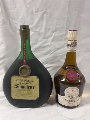 deux bouteilles d'alcool posées l'une à côté de l'autre sur une surface blanche