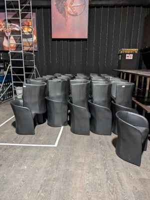 beaucoup de chaises qui sont posées au milieu d'une pièce