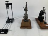 trois types différents de microscopes exposés sur une surface blanche
