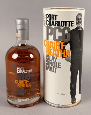 La bouteille de Port Charlotte se trouve à côté d'une boîte en carton