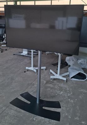 un téléviseur à écran plat posé sur un support dans une pièce