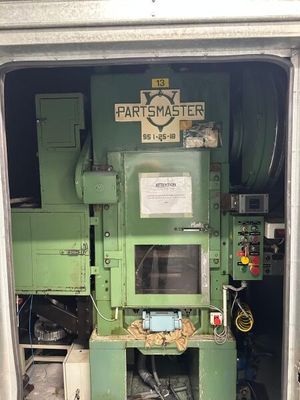 une machine qui se trouve à l'intérieur d'un garage