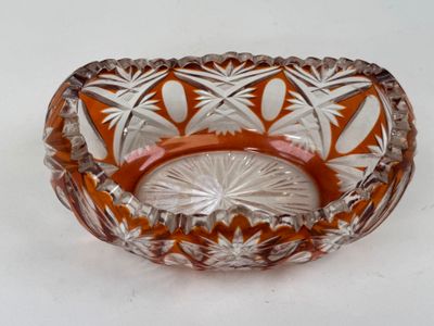 un petit bol en verre orné d'un motif floral