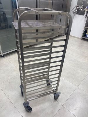une étagère métallique sur laquelle est posé un plateau, dans une cuisine