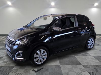 la voiture noire est garée dans le garage sur le sol en damier