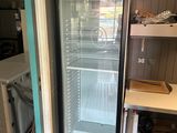 un réfrigérateur posé dans un coin de la cuisine
