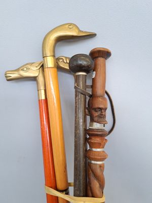 un porte-bâton en bois surmonté d'un oiseau