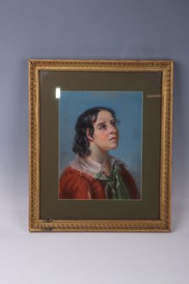 tableau représentant une femme en robe rouge, dans un cadre doré