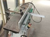 a machine that is sitting on the floor in a room