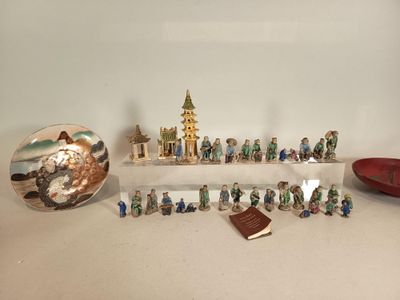 de nombreuses figurines posées sur une étagère