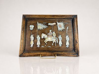 une photo d'un tableau représentant des personnes et des animaux, dans un cadre en bois