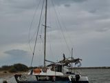 un voilier amarré au bord de l'eau