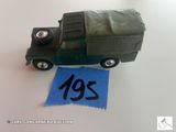 un petit camion vert avec une étiquette bleue dessus