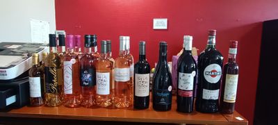 de nombreuses bouteilles de vin posées sur une table