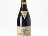 une bouteille de vin rouge avec une étiquette du Château Latour