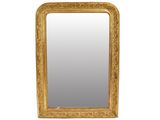 un miroir encadré d'or sur un mur blanc avec un fond blanc