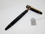 un stylo posé sur une table avec une étiquette de prix