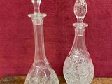 deux vases en verre transparent posés sur une table en bois