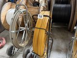 tout un tas de câbles de différents types sur un chariot