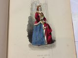 un livre ouvert sur lequel figure le dessin d'une femme en robe bleue