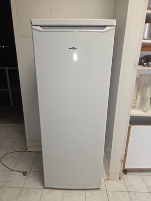 un réfrigérateur blanc posé dans un coin de la cuisine