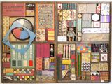 une vitrine contenant de nombreux objets variés
