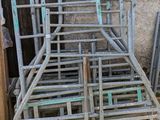 de nombreux cadres métalliques empilés les uns sur les autres