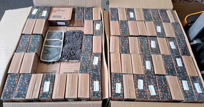 de nombreuses boîtes de téléphones portables posées sur une table