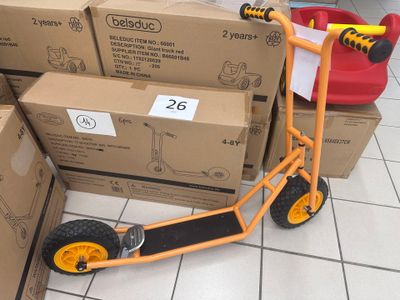 un scooter garé devant une pile de cartons