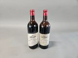 deux bouteilles de vin posées l'une à côté de l'autre sur une table