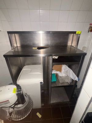 une image d'une cuisine avec un évier et une poubelle