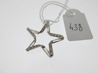 pendentif en argent massif en forme d'étoile, monté sur une chaîne, avec une étiquette de prix